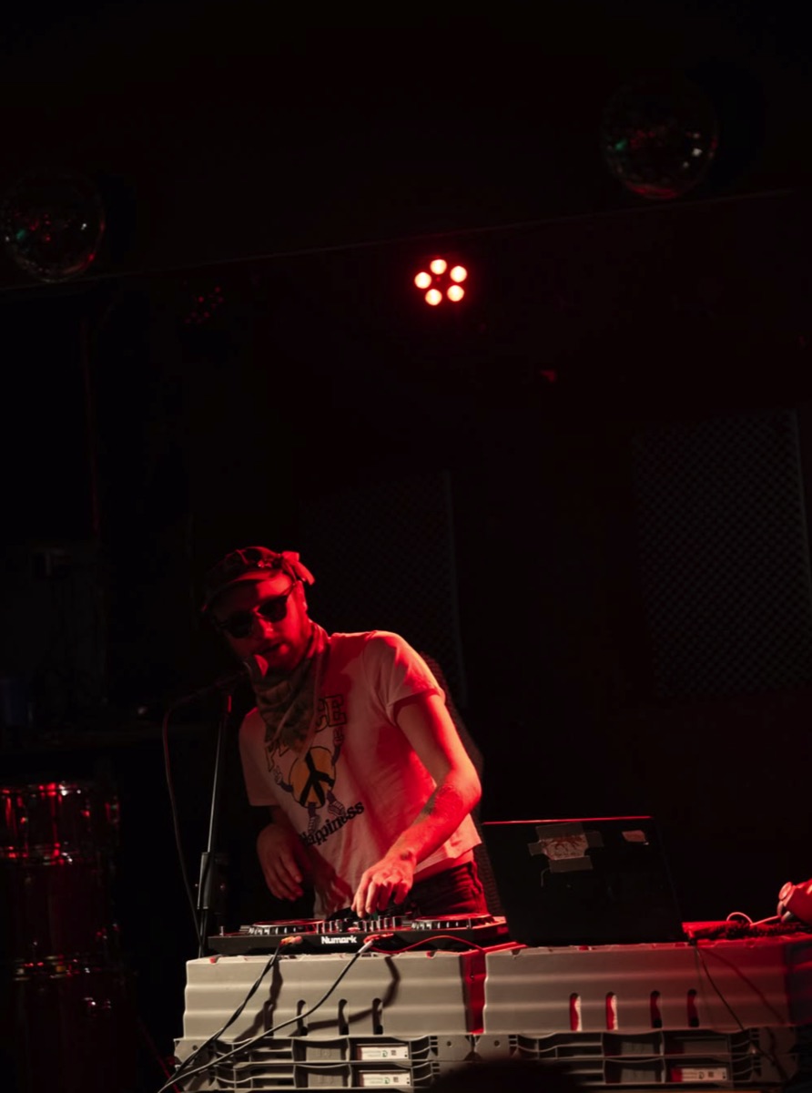 DJ på Grïsens scen i rött ljus